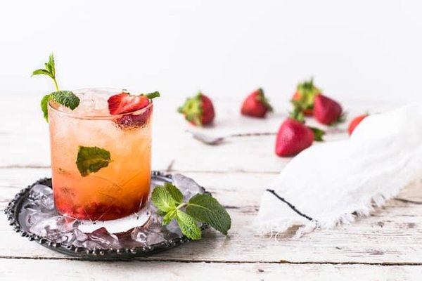 Comment préparer un cocktail de fruits tropicaux avec une touche de menthe fraîche ?